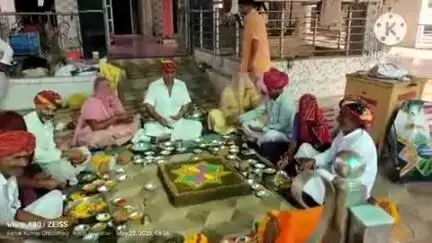 आसीन्द: आसींद क्षेत्र के ग्राम बालापुरा में आज तेजाजी महाराज के मंदिर पर वर्षा की कामना को लेकर ग्रामवासियों द्वारा आयोजन