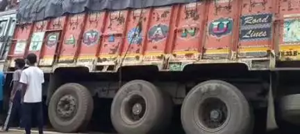 धालभूमगढ़: मुटुरखाम में ट्रक बिजली के खंभे से टकराया, एक घर क्षतिग्रस्त