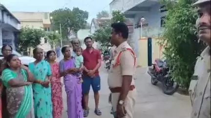 ఆలేరు: గుండ్లగూడెం గ్రామంలో సైబర్ నేరాలు, దొంగతనాలపై ప్రజలకు అవగాహన కల్పించిన ఆలేరు సీఐ కొండలరావు