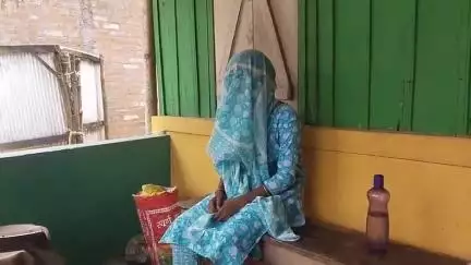 মেখলিগঞ্জ: মেখলিগঞ্জের বাগডোকরা মোড় সংলগ্ন এলাকায় বিয়ের দাবিতে প্রেমিকের বাড়িতে ধর্নায় বসলেন এক তরুণী