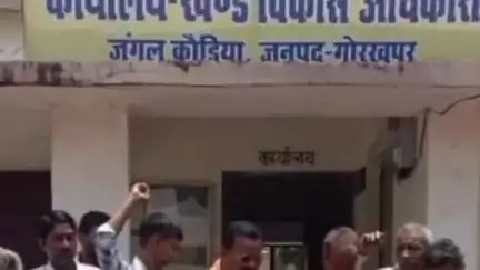 कैंपियरगंज: जंगल कौड़िया ब्लॉक क्षेत्र में पीएम आवास योजना में गड़बड़ी का आरोप, 32 पात्र लोगों का नाम सूची में नहीं किया गया शामिल