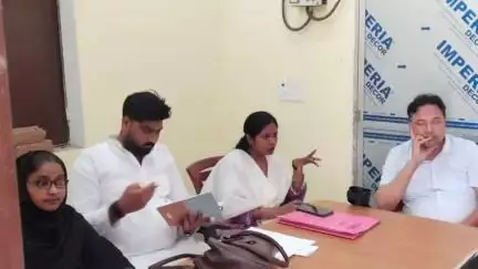 अगिआंव: जनप्रतिनिधि भवन में बीस सूत्री बैठक में कई मुद्दों पर चर्चा, कल्याणकारी योजनाओं की हुई समीक्षा