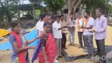 కొడంగల్: బొమ్రెస్ పేట్‌లో అకాల వర్షాలతో తడిసిన వరి ధాన్యం, కొనుగోలు చేయాలని బీజేపీ నేతలు డిమాండ్‌