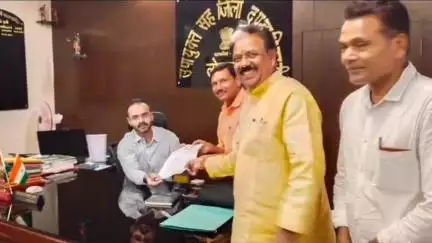 कुडू: 5 जून को चूल्हापानी में मनाया जाएगा गंगा दशहरा महोत्सव, तैयारी के लिए दामोदर बचाओ आंदोलन के लोगों ने डीसी को दिया ज्ञापन