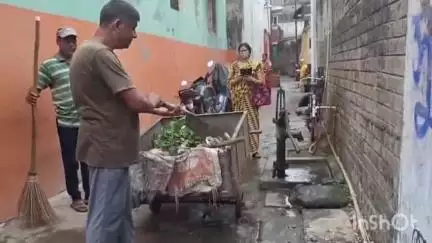 সোনামুখী: সোনামুখী পৌরসভার ৭ নম্বর ওয়ার্ডে কাউন্সিলর কৃষ্ণ গোপাল রায় ঝাড়ু ও বেলচা হাতে সাফাই কর্মীদের সঙ্গে এলাকা সাফাই করলেন