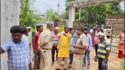 হীরবাঁধ: খাতড়া ব্লক ভূমি সংস্কার দফতরের বিরুদ্ধে দুর্নীতির অভিযোগে দফতরের মূল দরজায় তালা লাগিয়ে বিক্ষোভ আদিবাসী একতা মঞ্চের