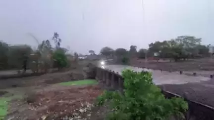 सुठालिया: सुठालिया लखनवास क्षेत्र में तेज़ हवाओं के साथ हुई बारिश, कई गांवों में विद्युत आपूर्ति बाधित