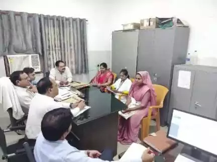 आलापुर: जिले में आशाओं के रिक्त 84 पदों पर चल रही भर्ती प्रक्रिया में अभ्यार्थियों के अभिलेखों की जांच के साथ हुआ संवाद परीक्षण