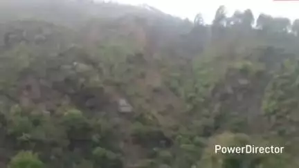 धारी: खैरना-रानीखेत स्टेट हाईवे पर भुजान स्थित कनवाड़ी की पहाड़ी से गिरे पत्थर