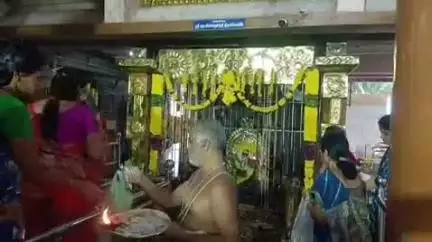 செங்கோட்டை: தக்ஷிணாமூர்த்தி ஆலயத்தில் வியாழக்கிழமை முன்னிட்டு சிறப்பு அபிஷேக ஆராதனைகள் நடைபெற்றன ஏராளமான மக்கள் பங்கேற்பு