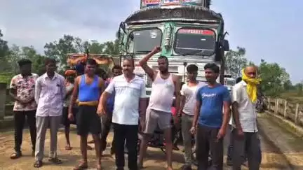 सिमरिया: फुलवरिया-करममोड़ गांव के ग्रामीणों ने ग्रामीण सड़क पर रेलवे के भारी वाहनों के परिचालन का विरोध किया #jansamsaya