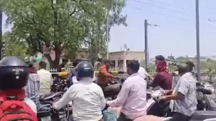 नौगांव: हरपालपुर रेलवे क्रॉसिंग पर फाटक लगने के बाद भी लोग जान जोखिम में डालकर निकल रहे, वीडियो वायरल