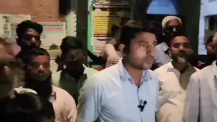 সাগরদিঘি: সার্ভের নামে তথ্য সংগ্রহ করতে গিয়ে এলাকাবাসীদের সহযোগিতায় হাতেনাতে পাকড়াও করা কয়েকজনকে সাগরদিঘির কাবিলপুরের মথুরাপুরে