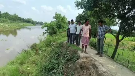 কালিয়াগঞ্জ: রাধিকাপুরে নদীর বাঁধ পরিদর্শন পূর্ত কর্মাধ্যক্ষর
