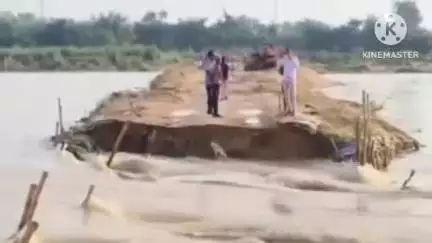 বাঁকুড়া ২: তুমুল বৃষ্টির জেরে বেড়েছে জলস্তর, সেই জলের তোড়েই প্রকাশঘাটের অস্থায়ী রাস্তা ভেঙে চরম দুর্ভোগে এলাকার মানুষ #jansamasya