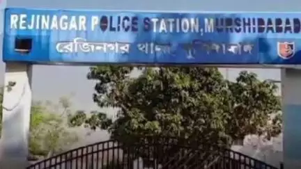 বেলডাঙা ২: রেজিনগরে অস্ত্র উদ্ধারের ঘটনায় যুবককে 
পুলিশি হেফাজতে নিয়ে জিজ্ঞাসাবাদে প্রক্রিয়া শুরু করেছে পুলিশ