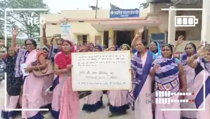 आशा ने कहा – अब चुप नहीं बैठेंगे, कुर्सी से उतार फेंकेंगे नीतीश कुमार को।
#Aasha #health #SheoharNews 
#ASHAWorkersProte