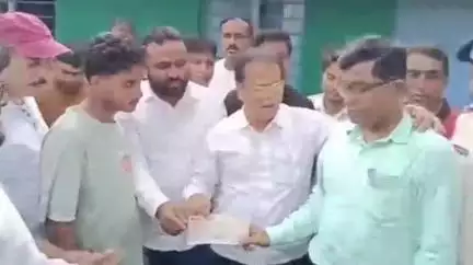 জলঙ্গি: করিমপুরের দুর্ঘটনায় মৃতের পরিবারদের 2 লাখ টাকার চেক প্রদান করা হল, উপস্থিত বিধায়ক সহ ব্লক আধিকারিকরা