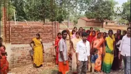 चलकुशा: चलकुशा में बन रहे अबूआ आवास को वन विभाग ने किया ध्वस्त