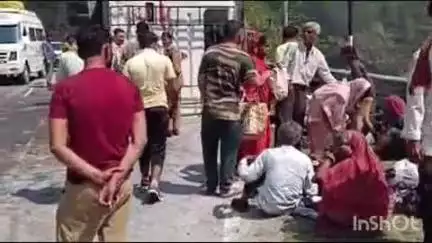 डुंडा: गंगोत्री हाईवे पर नालूपानी के पास यात्रियों से भरी बस पलट गई, हादसे में 8 तीर्थयात्री घायल