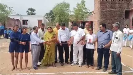 टनकुप्पा: साहिल पथरा के मध्य विद्यालय में बिहार राज्य स्तरीय खेल प्रतियोगिता का मुखिया ने फीता काटकर किया उद्घाटन