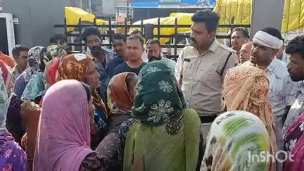 मल्हारगढ़: कृषि मंडी के गेट पर महिलाओं का प्रदर्शन, मंडी में करती हैं खुली मजदूरी