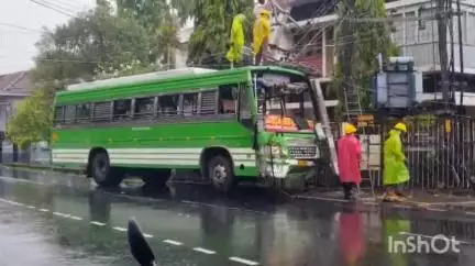 കൊച്ചി: റോഡിലെ ഓയിലിൽ തെന്നി ഫോർട്ട് കൊച്ചി പാണ്ടിക്കുടിയിൽ സ്വകാര്യ ബസ് അപകടത്തിൽപ്പെട്ടു