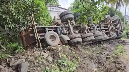 കൊടുങ്ങല്ലൂർ: ദേശീയപാത 66 എടമുട്ടം പാലപ്പെട്ടിയിൽ സിമന്റ് ടാങ്കർ വാഹനം മറിഞ്ഞ് അപകടം