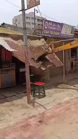 चकधरपुर में अतिक्रमण हटाओ अभियान