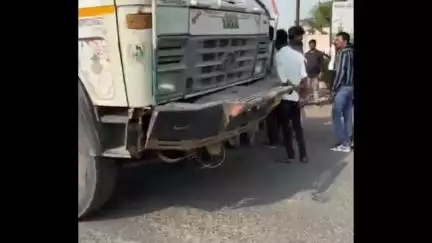 હળવદ: હળવદ શહેરની સરા ચોકડી ખાતે ડમ્પર ચાલકે કારને હડફેટે લેતા સર્જાયો અકસ્માત