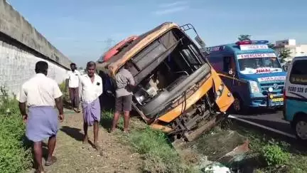 சின்ன சேலம்: வி.கூட்ரோடு பகுதியில் ஓட்டுநரின் கட்டுப்பாட்டை இழந்த சொகுசு பேருந்து சாலையோர பள்ளத்தில் கவிழ்ந்து விபத்து