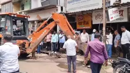 वाई: नगरपालिकेच्या वतीने शहरात अतिक्रमण हटाव मोहीम