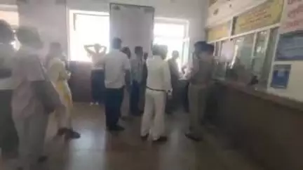 मारवाड़ जंक्शन: मारवाड़ जंक्शन स्टेशन के अधीक्षक एवं आरपीएफ ने टिकट आरक्षण खिड़की का किया औचक निरीक्षण