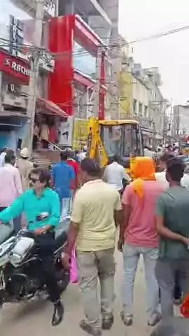 चक्रधरपुर नगर परिषद द्वारा दूसरे दिन शुक्रवार को शहर के बाटा रोड पोस्ट ऑफिस रोड में अतिक्रमण हटाओ अभियान चलाया गया। इस
