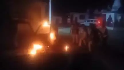 धनोरा: धनोरा के साजपानी गांव में पिकअप की टक्कर से एक की मौत, तीन घायल, लोगों ने वाहन को किया आग के हवाले