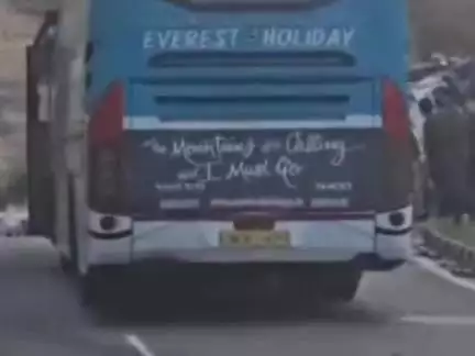 डेहर: गासिनाला में तीखे मोड़ पर अनियंत्रित होकर पलटा सोडे की बोतलों से लदा ट्रक, 2 लोग गंभीर रूप से हुए घायल