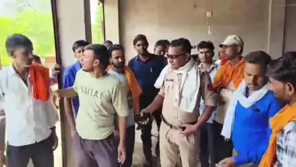 इंदरगढ़: सेवड़ा रोड पर गल्ला व्यापारी को किसानों ने घटतौल करते पकड़ा, पुलिस को सौंपा, जांच जारी
