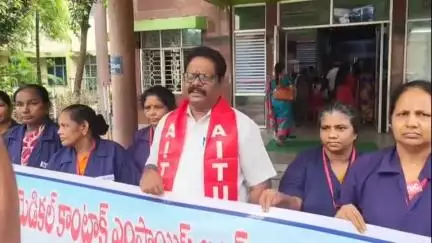 తణుకు: పారిశుద్ధ్య కార్మికులకు 4 నెలల వేతన బకాయిలు తక్షణమే చెల్లించాలని తణుకు జిల్లా ప్రభుత్వాసుపత్రి వద్ద ధర్నా
