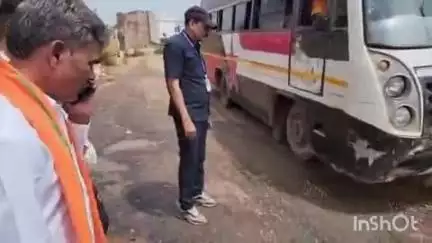 थानखम्हरिया: जांता मोड में सड़क में गड्ढे देखकर विधायक ईश्वर साहू ने वाहन रोका, अधिकारियों को गड्ढा दुरुस्त करने के दिए निर्देश