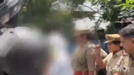 ആലുവ: 4 വയസ്സുകാരിയെ പുഴയിൽ എറിഞ്ഞ് കൊലപ്പെടുത്തിയ കേസിൽ അമ്മയെ മൂഴിക്കുളം പാലത്തിൽ എത്തിച്ച് തെളിവെടുപ്പ് നടത്തി