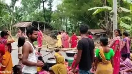 ইটাহার: 4 দিন ধরে গ্রামে পানীয় জলের পরিষেবা নেই, ইটাহারে কোকনা এলাকায় রাজ্য সড়ক অবরোধ করে বিক্ষোভ বাসিন্দাদের #jansamasya