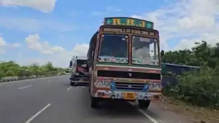 ବାଣପୁର: କଟା ମୁଣ୍ଡିଆ ନିକଟରେ ଟ୍ରକ ପଛରେ ପିଟି ହେଲା ଫଳ ବୋଝେଇ ଟ୍ରକ, ଚାଳକ ଗୁରୁତର