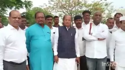 येवला: ठाकरे गटाचे माजी आमदार नरेंद्र दराडे शिंदे गटात प्रवेश घेण्यासाठी त्यांच्या निवासस्थानावरून मुंबईकडे रवाना