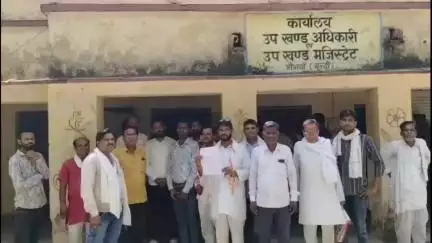 नैनवां: धाकड़ समाज के लोगों ने नैनवा नगर पालिका के अधिशासी अधिकारी को एपीओ करने के विरोध में CM के नाम SDM को सौंपा ज्ञापन