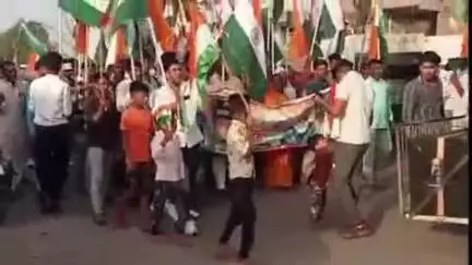 खनियाधाना: 'ऑपरेशन सिंदूर' की सफलता पर निकली तिरंगा यात्रा में खुलेआम बियर पीने वाले युवक को मायापुर पुलिस ने किया गिरफ्तार
