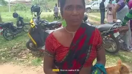 पालकोट। मुखिया। एक महिला से₹8000 लिया गया था विधवा महिला थी सरकार के नियम के अनुसार ₹2500 लेने की नियम है पशुपालन पदाधिक