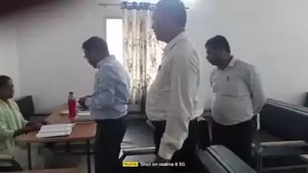 पालकोट। प्रखंड़। भू अर्जन पदाधिकारी आए प्रखंड विकास पदाधिकारी से वार्तालाप किया और लाइब्रेरी का दो बच्चों से पढ़ाई के बा