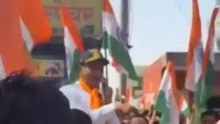 बहल: सिवानी और बहल में सैनिकों के सम्मान में आयोजित तिरंगा यात्रा को पूर्व कृषि मंत्री जेपी दलाल ने संबोधित किया