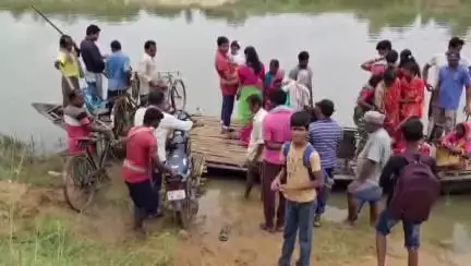 গড়বেতা ২: মুকুটমনিপুর জলাধার থেকে জল ছাড়ার কারণে শিলাবতী নদীর উপর পাথরবেড়িয়া এলাকায় ভেঙে পড়ল অস্থায়ী রাস্তা, চলছে নৌকো