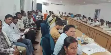 गोहपारु: जल गंगा संवर्धन अभियान को लेकर जनपद पंचायत गोहपारू के सभागार में हुई समीक्षा बैठक, लापरवाही बरतने पर नोटिस जारी